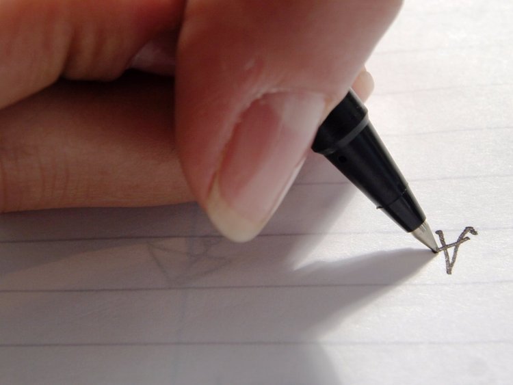 قصة ماكنزي بيزوس الأديبة وزوجة أغنى إنسان في العالم