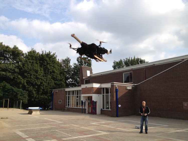 Un artista fabrica drones y otros artefactos a partir de cadáveres de animales