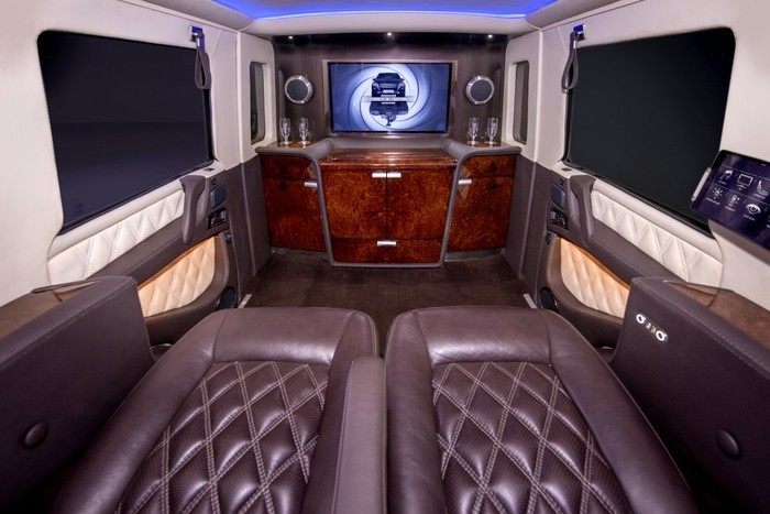 سيارة مرسيدس أم دبابة؟