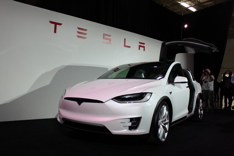 استقبلوا Model X من تسلا
