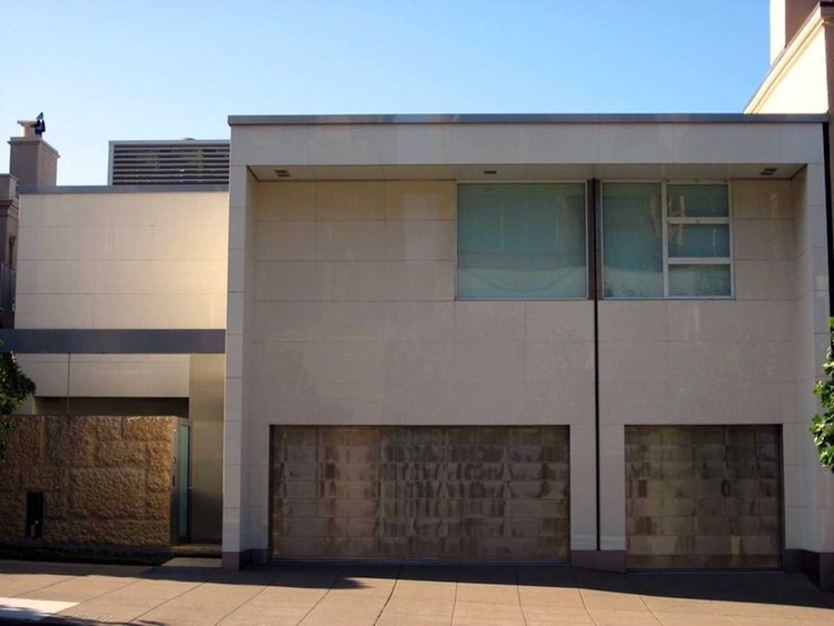 على ماذا ينفق الرئيس التنفيذي السابق لشركة Oracle الملايين