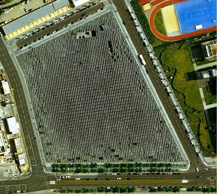 الحياة الإنسانية كما يراها القمر الصناعي