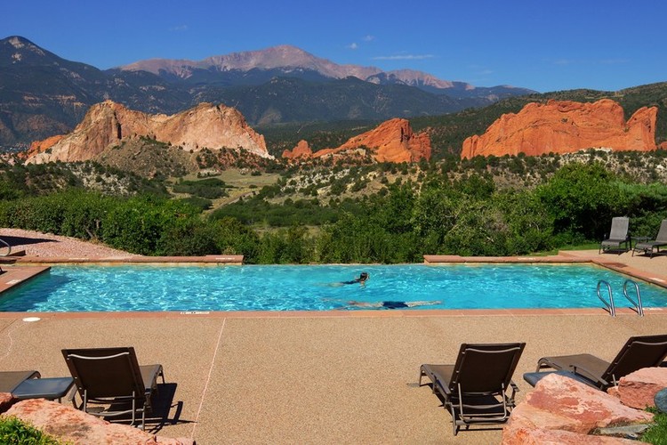 Las 11 piscinas más espectaculares para disfrutar este verano