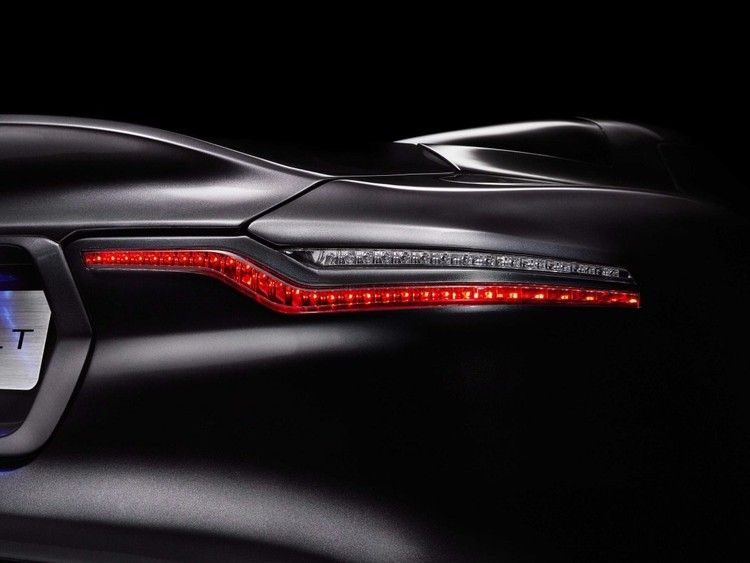 صاعقة من Aston Martin