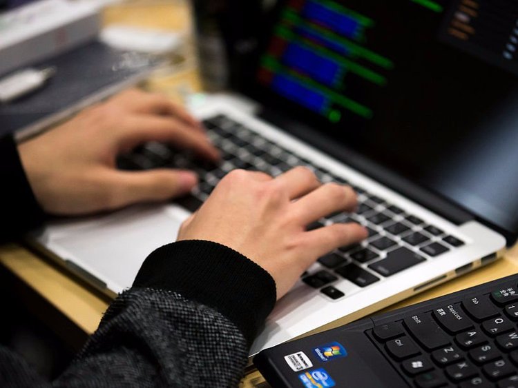 قصة ماكنزي بيزوس الأديبة وزوجة أغنى إنسان في العالم