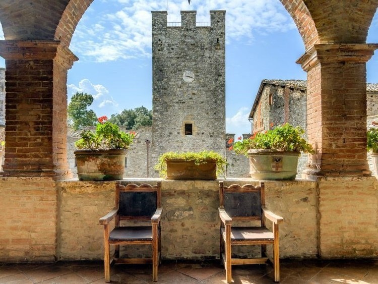 Quer comprar um castelo em Itália?
