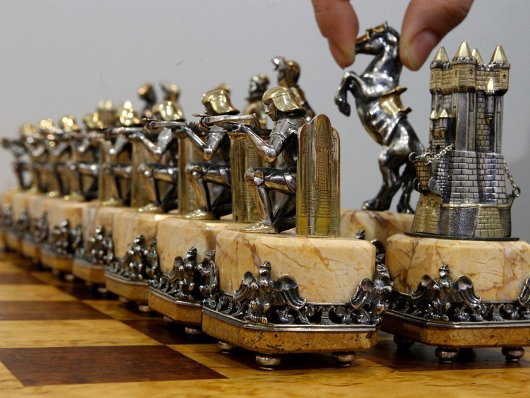 من عنده ذهب أكثر