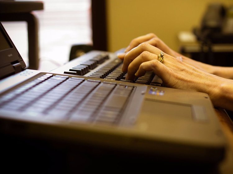 قصة ماكنزي بيزوس الأديبة وزوجة أغنى إنسان في العالم