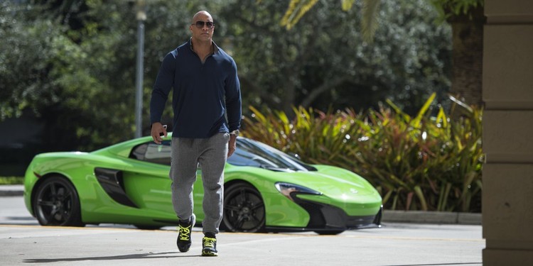 Cómo gana y gasta el dinero Dwayne "The Rock" Johnson