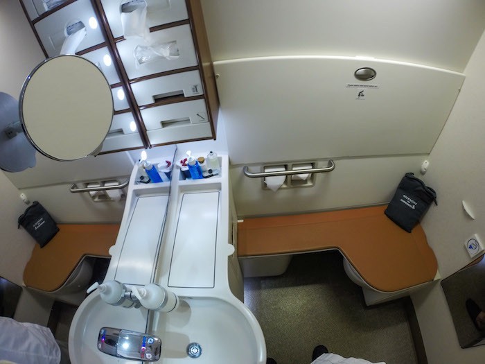 ماذا يعني أن تطير بالخطوط الجوية السنغافورية في الدرجة الأولى بكلفة 18000 دولار