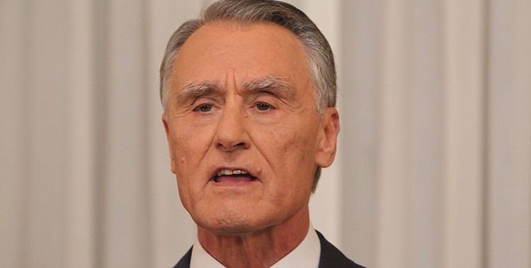 Cavaco pode decidir dar posse a um “governo de transição”