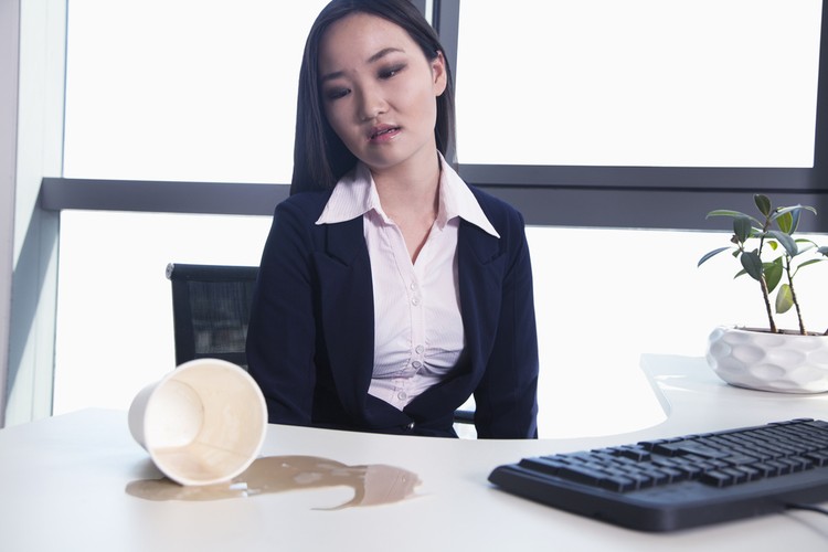 13 Hábitos auto-destrutivos de pessoas infelizes