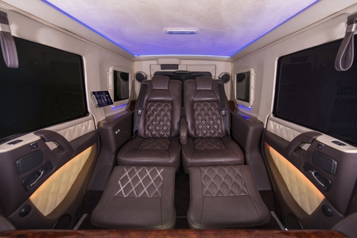 سيارة مرسيدس أم دبابة؟