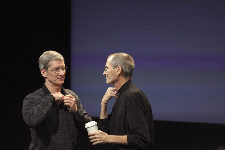من يترأس شركة Apple؟
