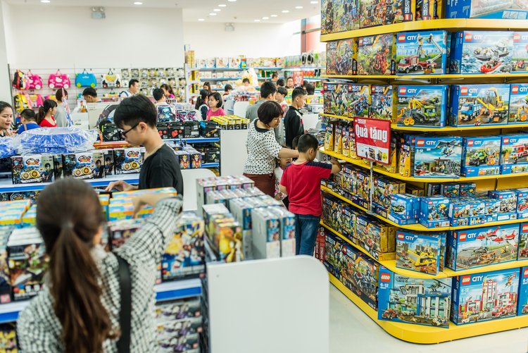 Toys ‘R’ Us Files for Bankruptcy