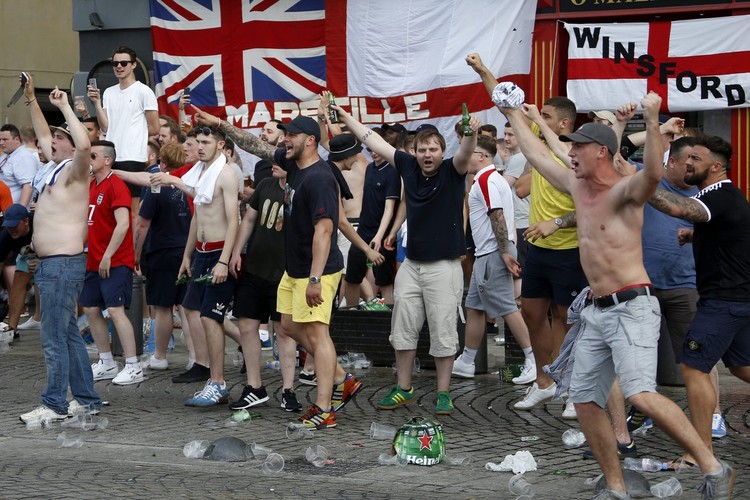 Orlando, gli Stati Uniti in lutto dopo la peggiore sparatoria della loro storia