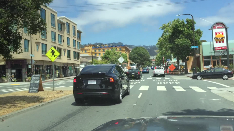 ¿Cómo será el Tesla Model X?